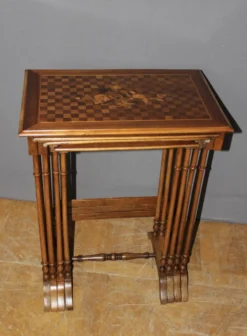 Suite de Quatre Tables Gigognes en Marqueterie de Fleurs vers 1900