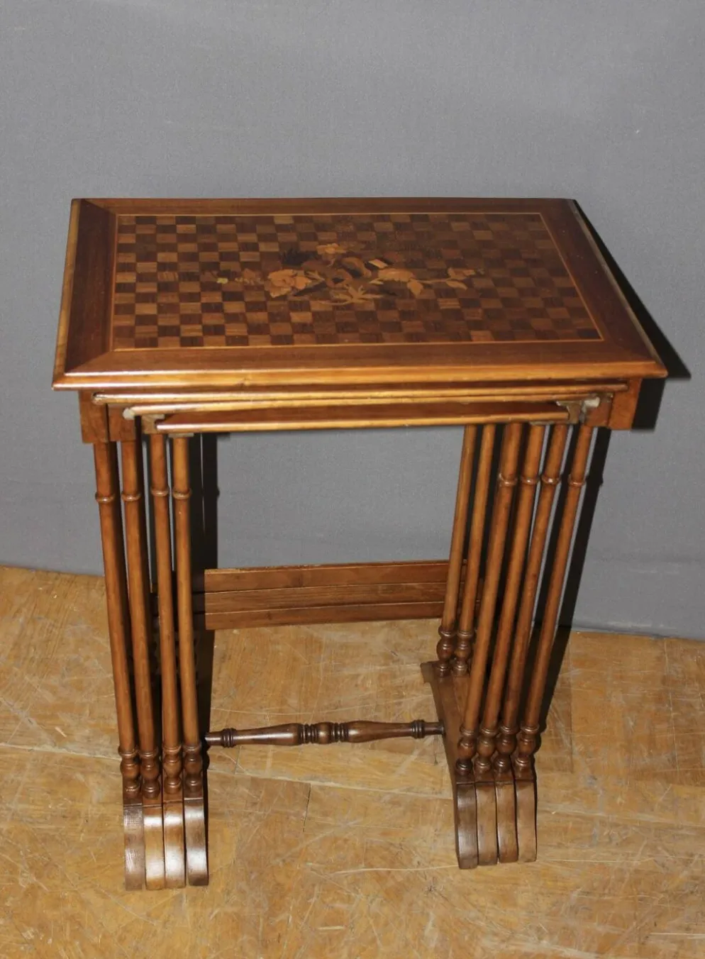 Suite de Quatre Tables Gigognes en Marqueterie de Fleurs vers 1900