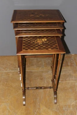 Suite de Quatre Tables Gigognes en Marqueterie de Fleurs vers 1900