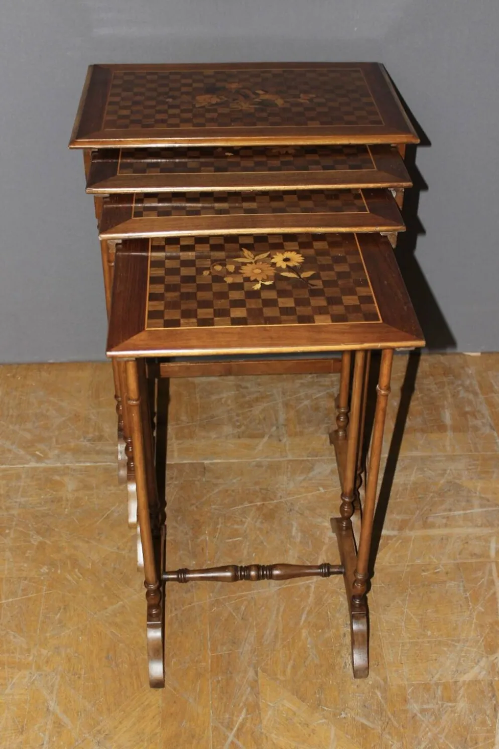 Suite de Quatre Tables Gigognes en Marqueterie de Fleurs vers 1900