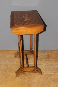 Suite de Quatre Tables Gigognes en Marqueterie de Fleurs vers 1900