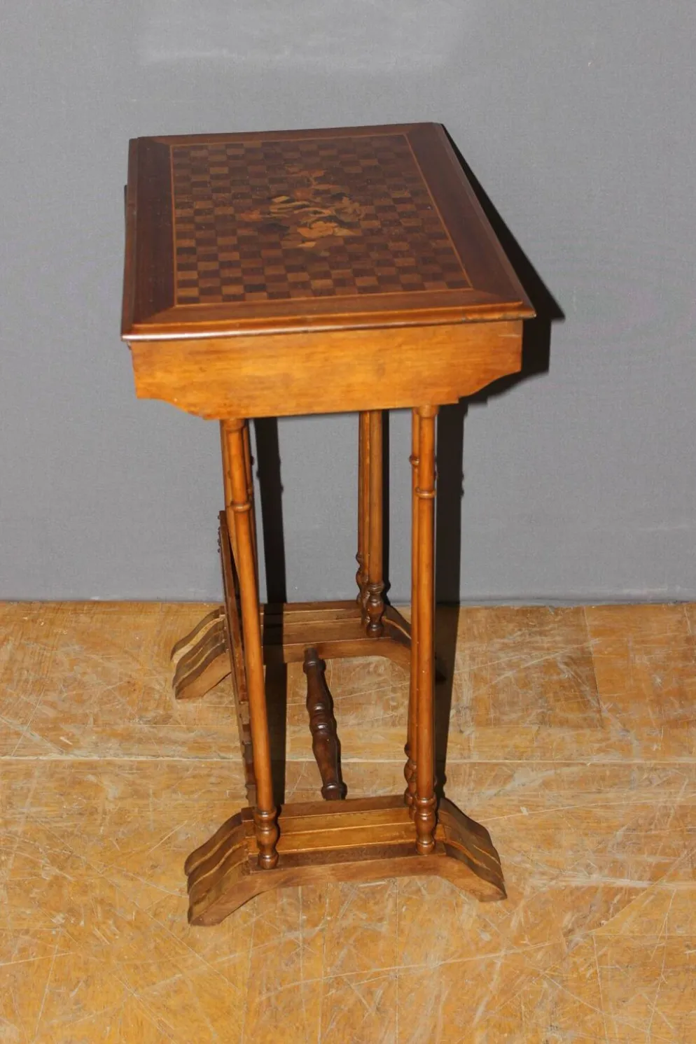 Suite de Quatre Tables Gigognes en Marqueterie de Fleurs vers 1900