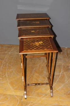 Suite de Quatre Tables Gigognes en Marqueterie de Fleurs vers 1900