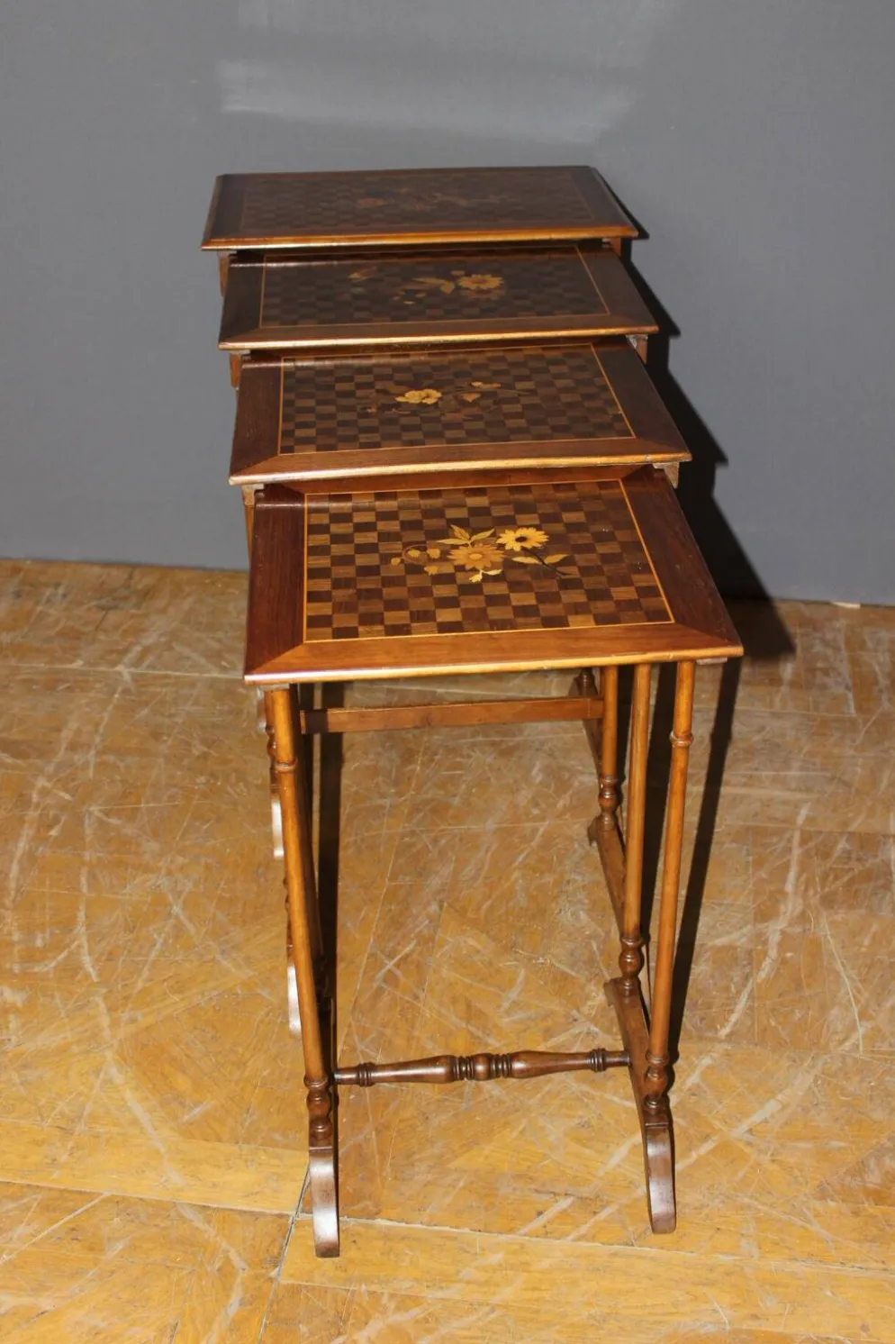 Suite de Quatre Tables Gigognes en Marqueterie de Fleurs vers 1900