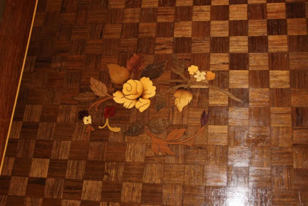 Suite de Quatre Tables Gigognes en Marqueterie de Fleurs vers 1900
