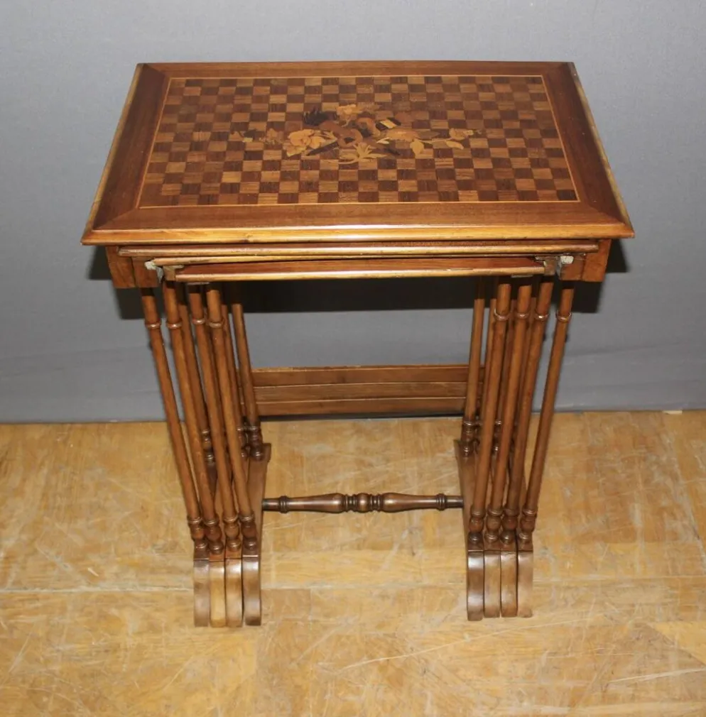 Suite de Quatre Tables Gigognes en Marqueterie de Fleurs vers 1900