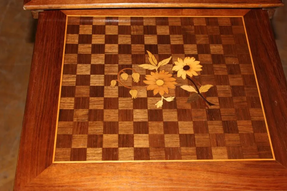 Suite de Quatre Tables Gigognes en Marqueterie de Fleurs vers 1900