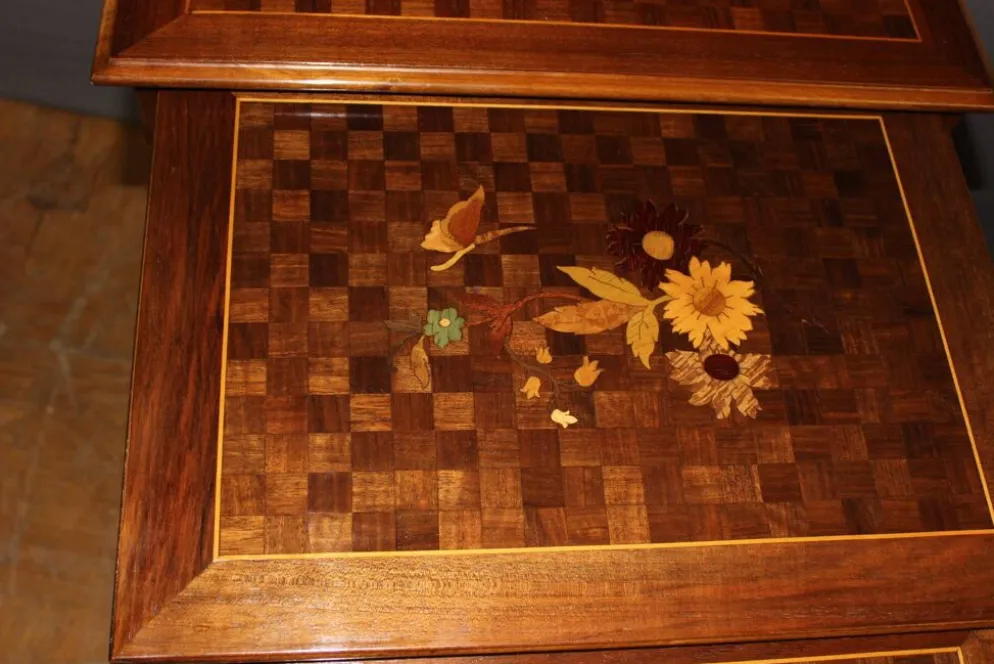 Suite de Quatre Tables Gigognes en Marqueterie de Fleurs vers 1900