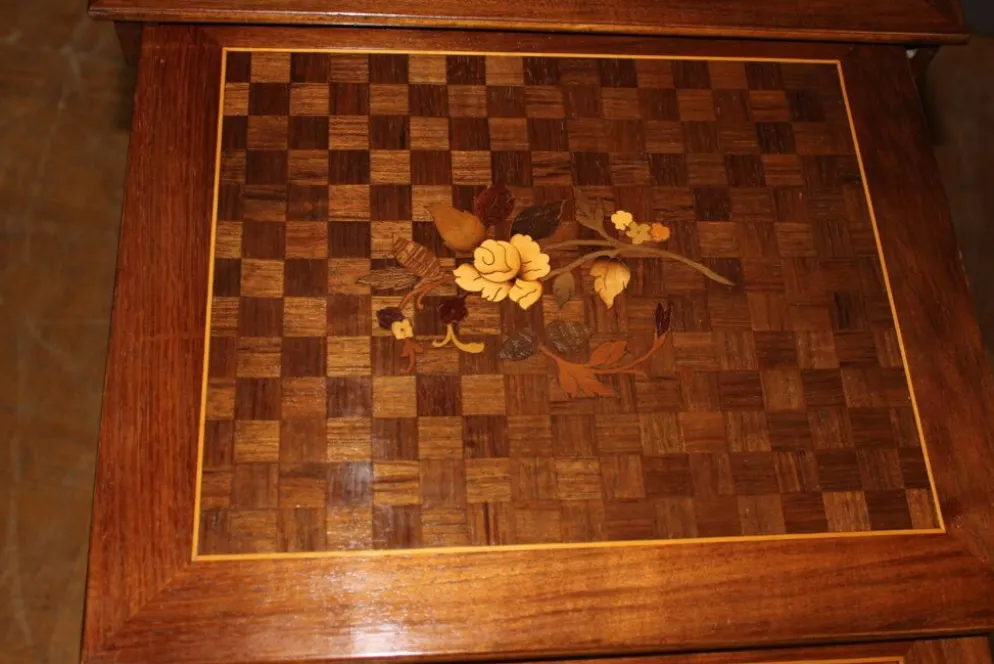 Suite de Quatre Tables Gigognes en Marqueterie de Fleurs vers 1900