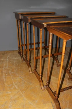 Suite de Quatre Tables Gigognes en Marqueterie de Fleurs vers 1900
