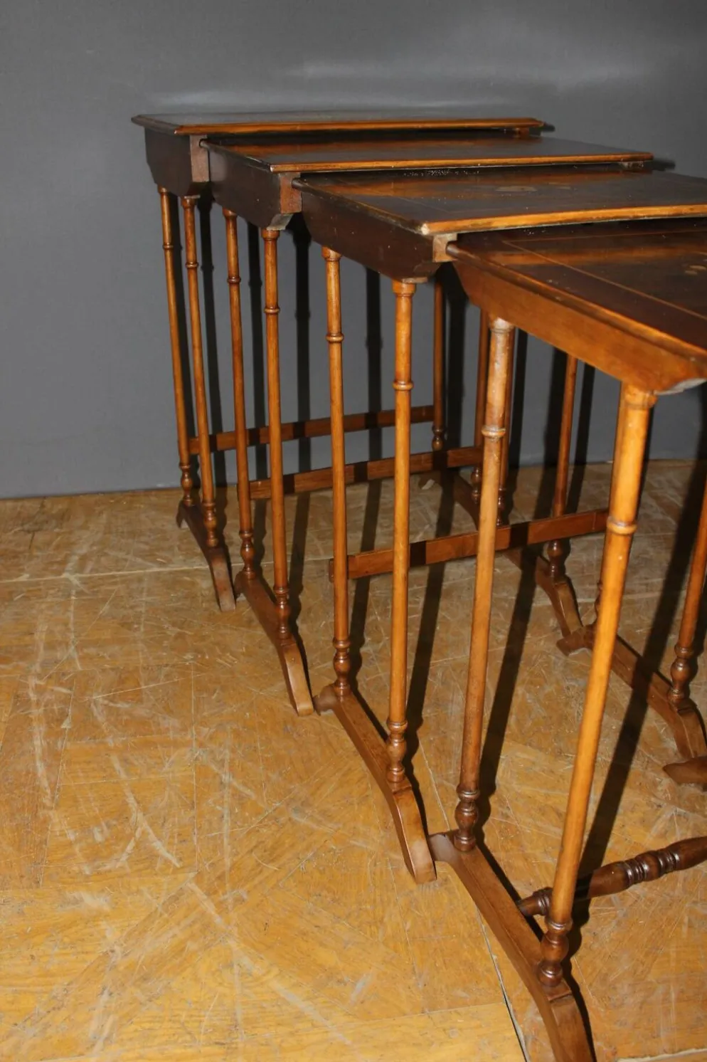 Suite de Quatre Tables Gigognes en Marqueterie de Fleurs vers 1900