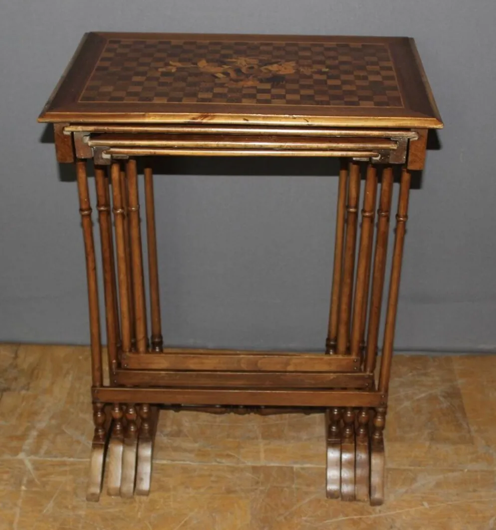 Suite de Quatre Tables Gigognes en Marqueterie de Fleurs vers 1900