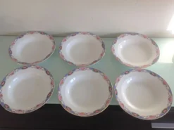 Suite de six assiettes creuses décor paniers de roses par Digoin Sarreguemines vintage années 50-60