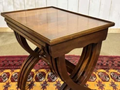 Suite de tables gigognes anglaises en acajou des années 1950