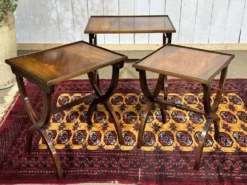 Suite de tables gigognes anglaises en acajou des années 1950