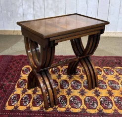 Suite de tables gigognes anglaises en acajou des années 1950