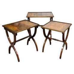 Suite de tables gigognes anglaises en acajou des années 1950