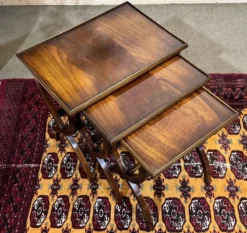 Suite de tables gigognes anglaises en acajou des années 1950