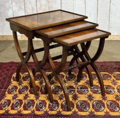 Suite de tables gigognes anglaises en acajou des années 1950