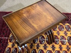 Suite de tables gigognes anglaises en acajou des années 1950