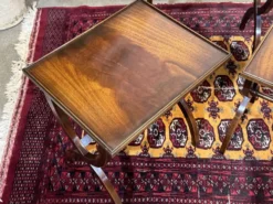 Suite de tables gigognes anglaises en acajou des années 1950