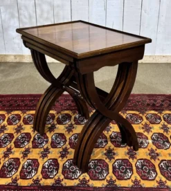 Suite de tables gigognes anglaises en acajou des années 1950