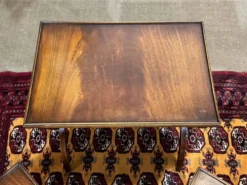 Suite de tables gigognes anglaises en acajou des années 1950