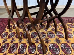 Suite de tables gigognes anglaises en acajou des années 1950