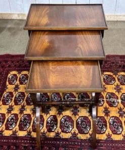 Suite de tables gigognes anglaises en acajou des années 1950