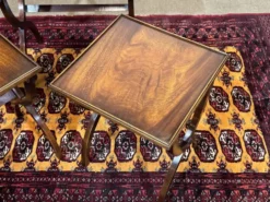 Suite de tables gigognes anglaises en acajou des années 1950