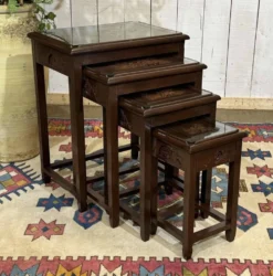 Suite de 4 tables gigognes Chinoises en teck des années 1980