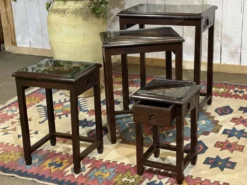 Suite de 4 tables gigognes Chinoises en teck des années 1980