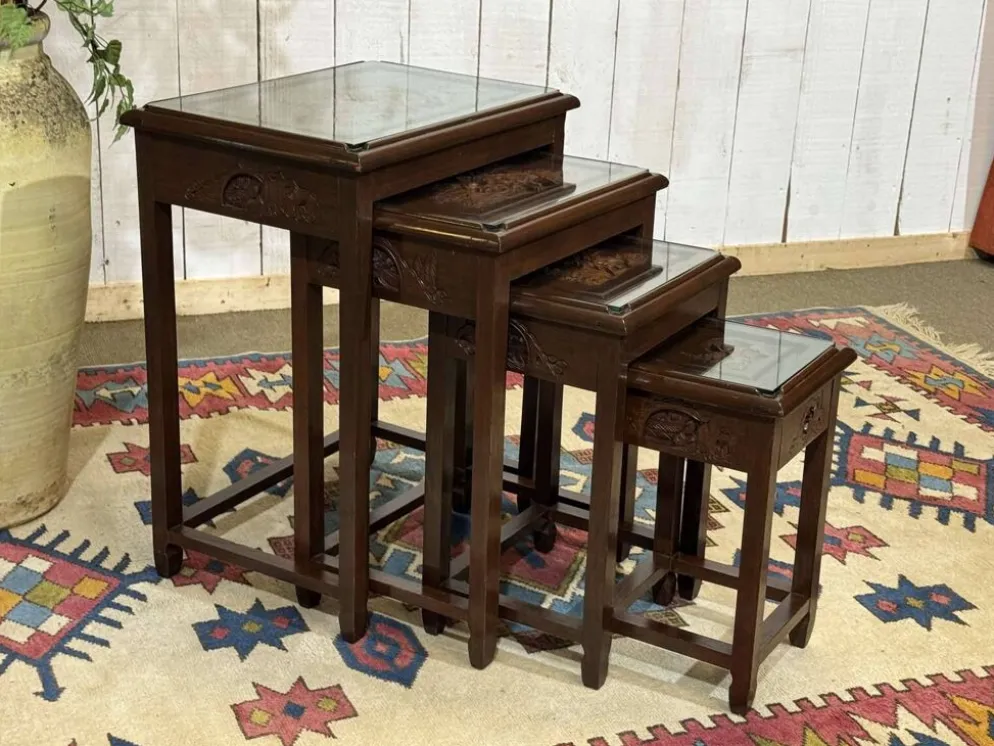 Suite de 4 tables gigognes Chinoises en teck des années 1980