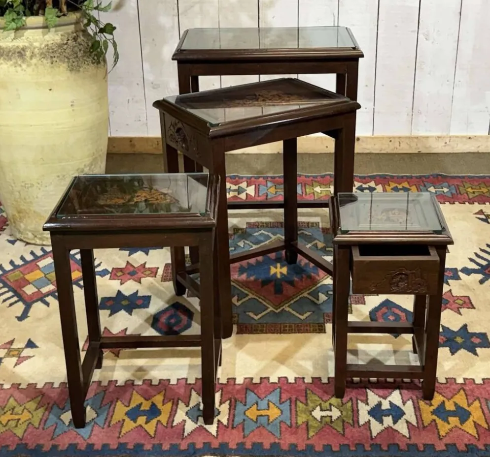 Suite de 4 tables gigognes Chinoises en teck des années 1980