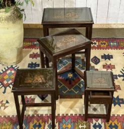 Suite de 4 tables gigognes Chinoises en teck des années 1980