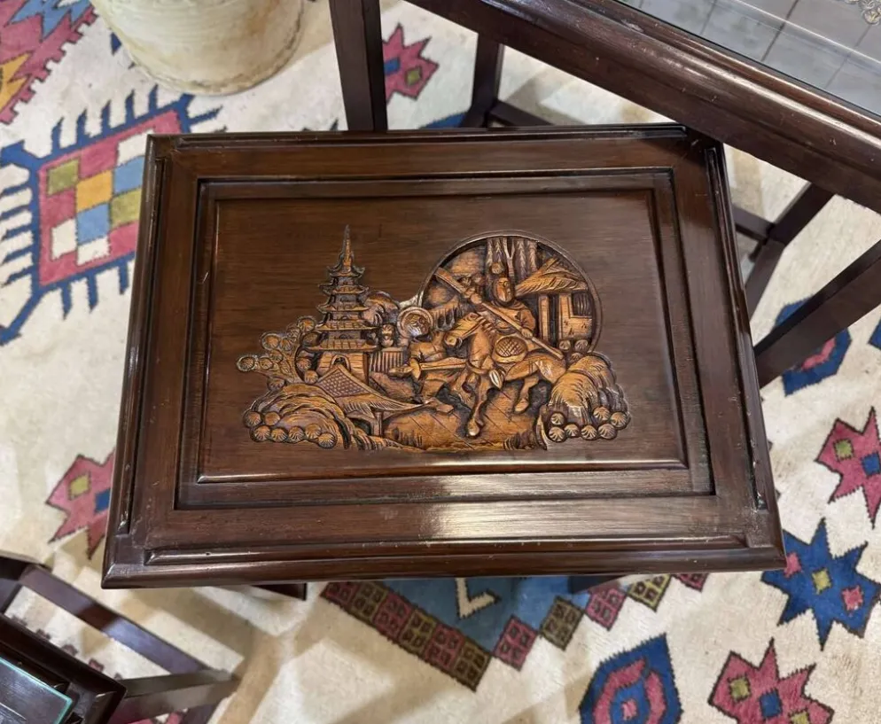 Suite de 4 tables gigognes Chinoises en teck des années 1980