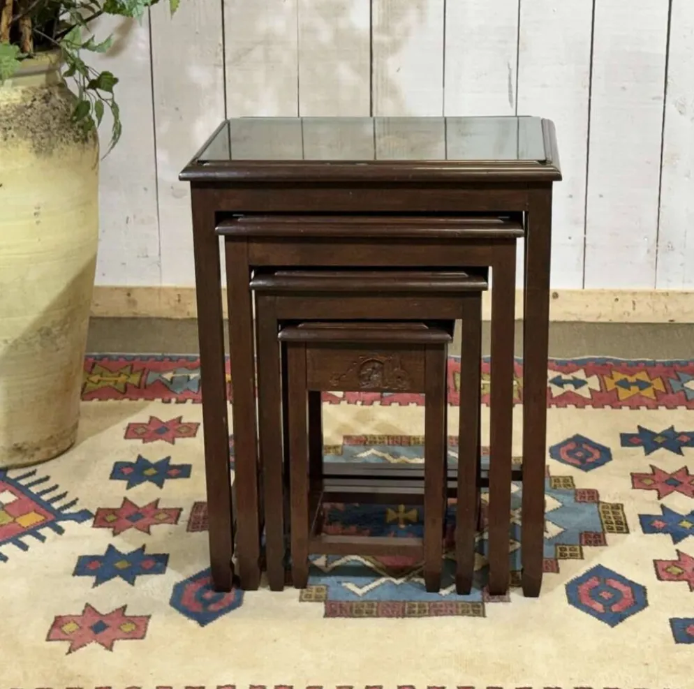 Suite de 4 tables gigognes Chinoises en teck des années 1980