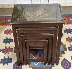 Suite de 4 tables gigognes Chinoises en teck des années 1980
