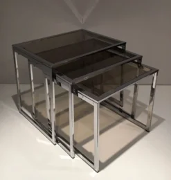 Suite de 3 tables gigognes chromées. Vers 1970