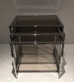 Suite de 3 tables gigognes chromées. Vers 1970