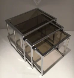Suite de 3 tables gigognes chromées. Vers 1970