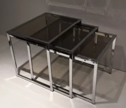 Suite de 3 tables gigognes chromées. Vers 1970