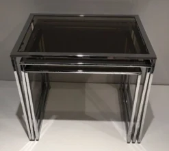 Suite de 3 tables gigognes chromées. Vers 1970