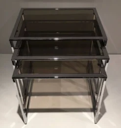 Suite de 3 tables gigognes chromées. Vers 1970