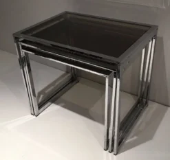 Suite de 3 tables gigognes chromées. Vers 1970