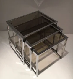 Suite de 3 tables gigognes chromées. Vers 1970