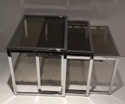 Suite de 3 tables gigognes chromées. Vers 1970