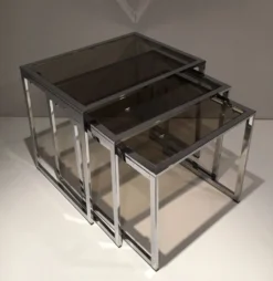 Suite de 3 tables gigognes chromées. Vers 1970