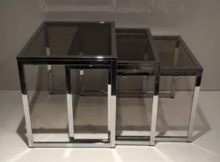 Suite de 3 tables gigognes chromées. Vers 1970