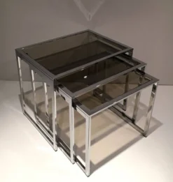 Suite de 3 tables gigognes chromées. Vers 1970